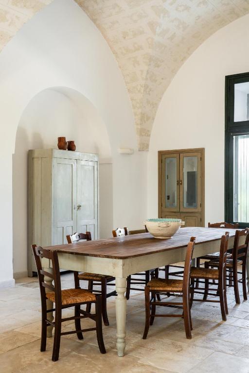 a dining room with a table and chairs at Masseria Gorgognolo in Ostuni