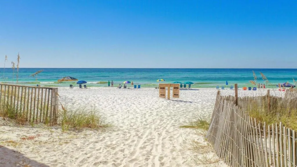 Aventon - Is a 3 bedroom home that is an easy walk to the beach with communal pool