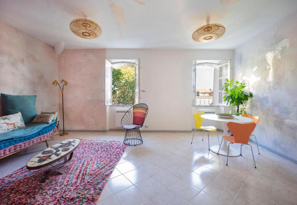 ein Wohnzimmer mit einem Sofa, einem Tisch und Stühlen in der Unterkunft Très bel appartement avec une jolie vue dans le quartier prisé de Vauban in Marseille