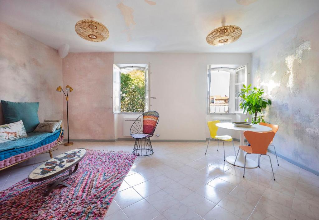 un salon avec un canapé, une table et des chaises dans l'établissement Très bel appartement avec une jolie vue dans le quartier prisé de Vauban, à Marseille