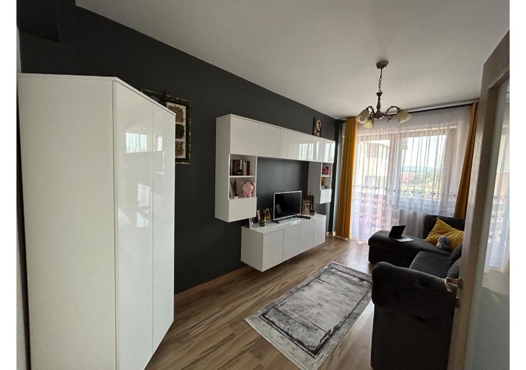 ein Wohnzimmer mit einem Sofa und einem TV in der Unterkunft Luxury ap 2 rooms - AB House in Lunca Cetăţuii