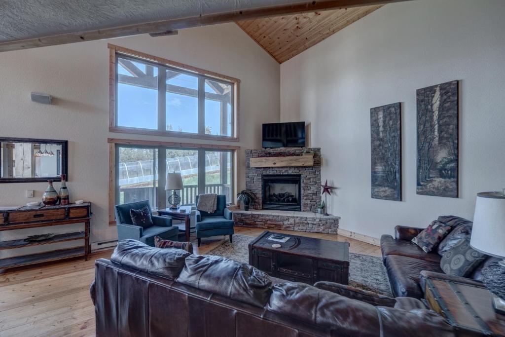 ein Wohnzimmer mit einem Sofa und einem Kamin in der Unterkunft Avalanche Chalet At Terry Peak Ski Resort in Lead