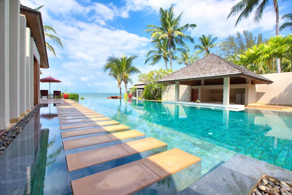 una piscina en el complejo en Villa Ayundra, en Lipa Noi