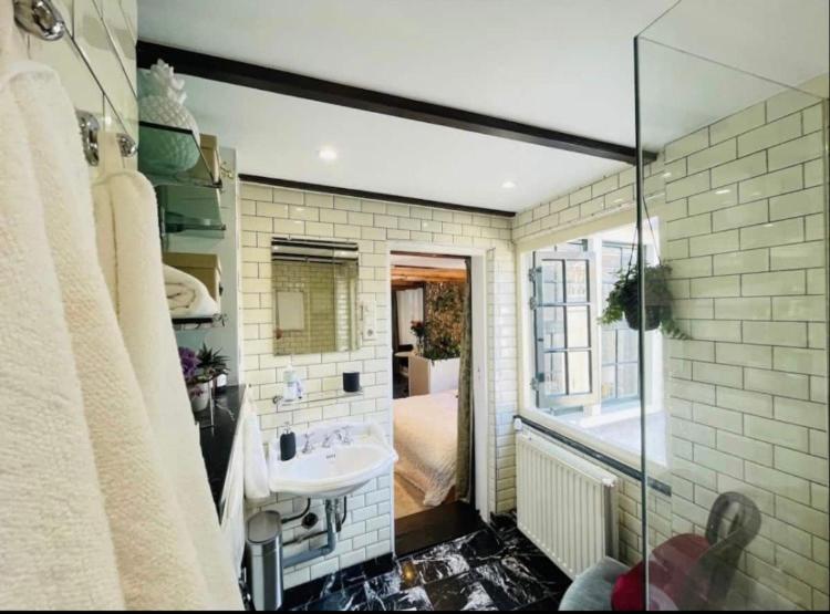 The Enlightened House Luxury Suites - Resim 15