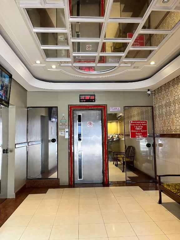 HOTEL AVENIDA في بيليم: ممر فيه مصعد في مبنى