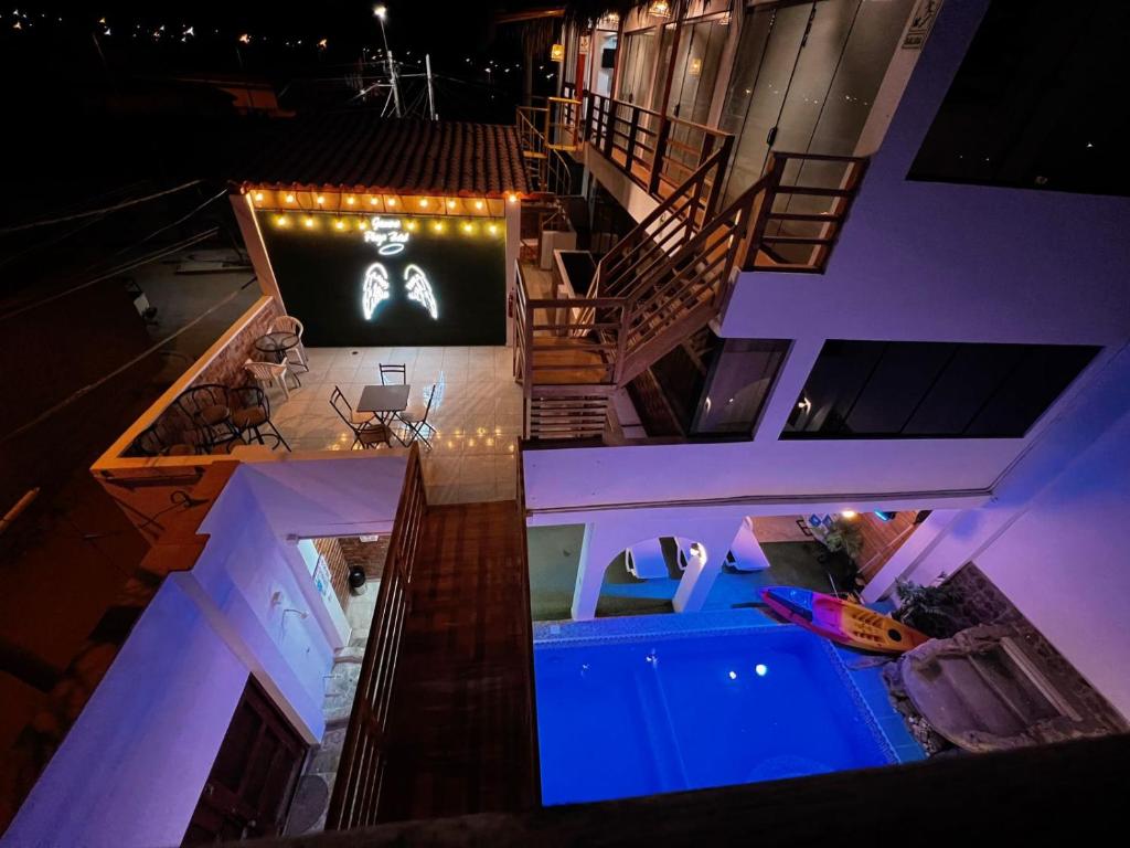 una vista aérea de un edificio con piscina en Gamora Hotel Playa en Los Órganos