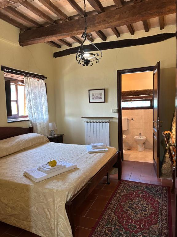 Łóżko lub łóżka w pokoju w obiekcie Agriturismo Il Monte - Piscina tra gli Ulivi, Maneggio con Cavalli e WIFI