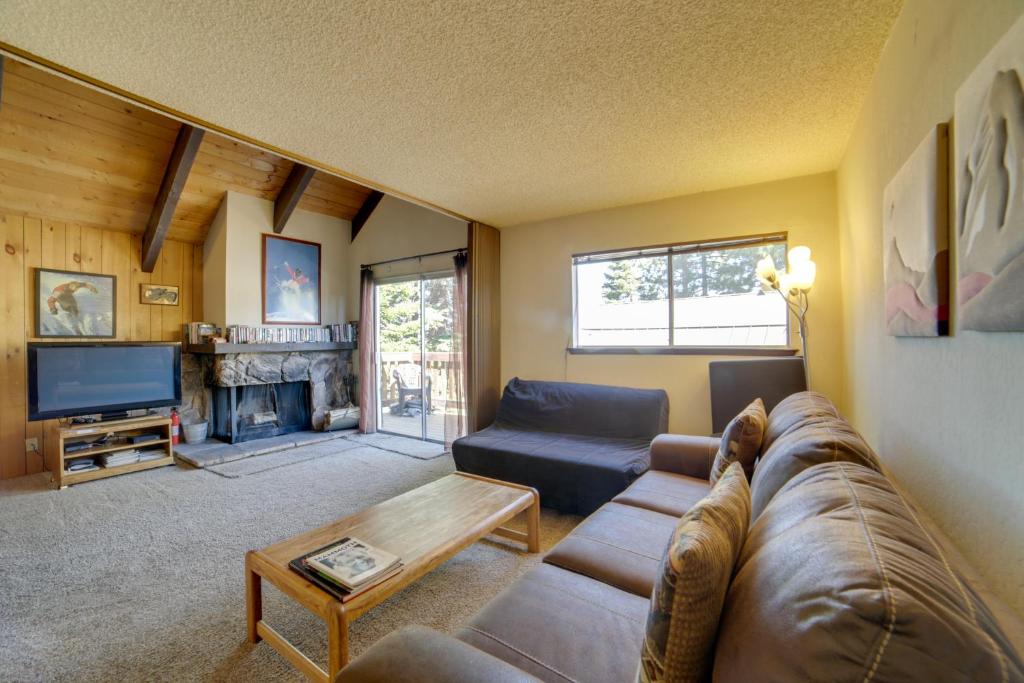 Μια τηλεόραση ή/και κέντρο ψυχαγωγίας στο Mammoth Lakes Condo with Fireplace and Mountain Views