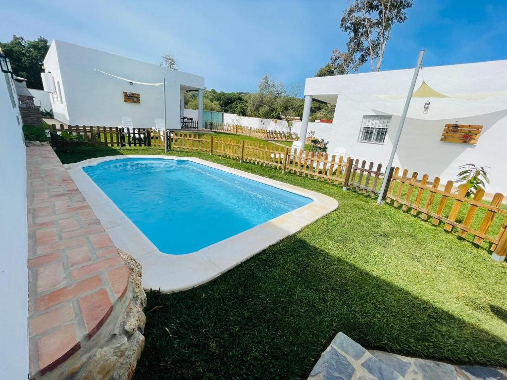 una piscina en el patio de una casa en Casas La Almadraba, en Barbate