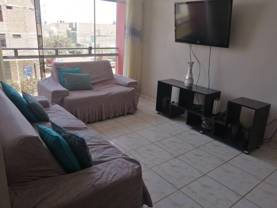 ein Wohnzimmer mit einem Sofa und einem Flachbild-TV in der Unterkunft Hermoso dpto en la victoria con todos los servicio in La Victoria