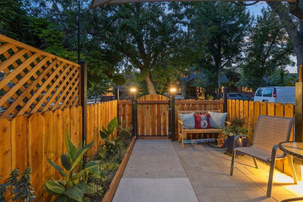 Zahrada ubytování 1 Mi to Riverwalk Downtown Reno Studio with Patio!