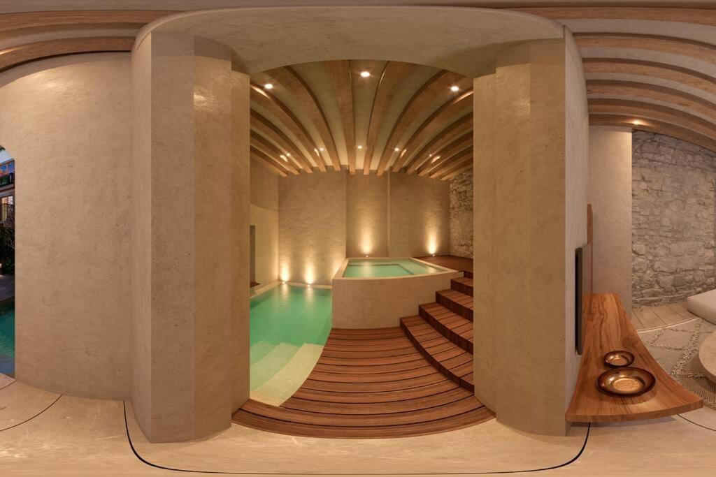 サンミゲル・デ・アジェンデにあるLe Cottage San Miguel de Allende, Modern Luxury in Centro with Pool & Jacuzziのスイミングプール付きの建物内のスイミングプール