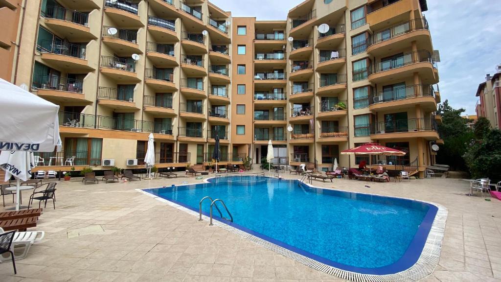 uma piscina em frente a um edifício em AMADEUS 1 - 13B Large Two Bedroom Apartment em Sunny Beach