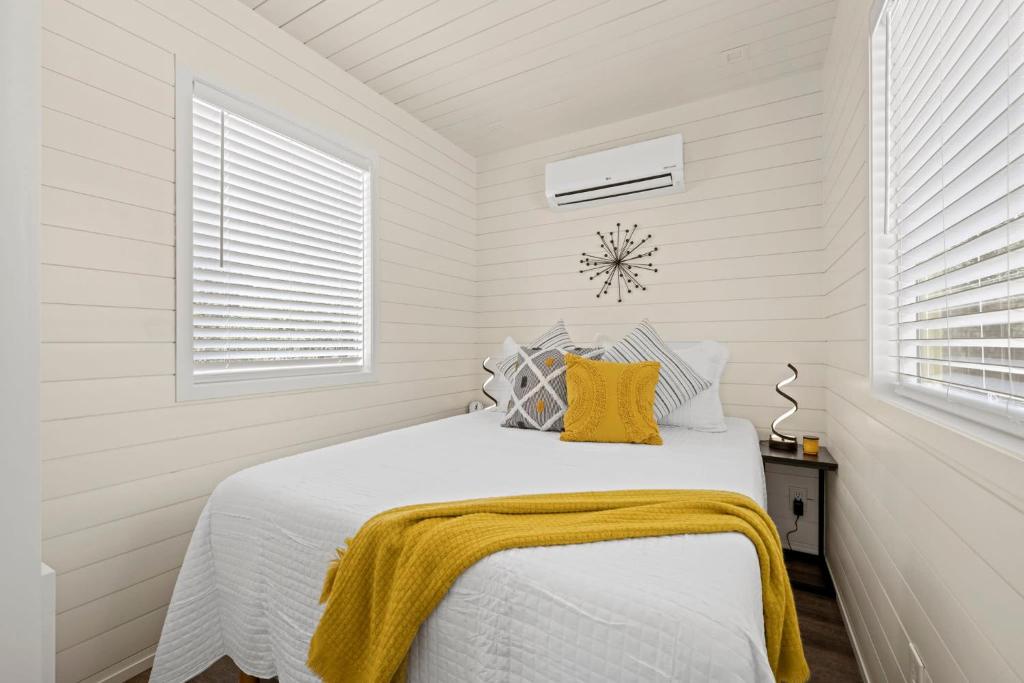 New The Yellow Beacon-Luxury Shipping Container photo