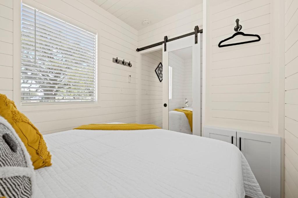 Postel nebo postele na pokoji v ubytování New The Yellow Beacon-Luxury Shipping Container