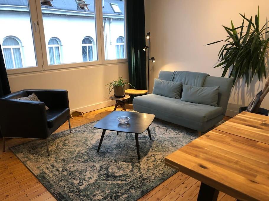 sala de estar con sofá y mesa en Cosy renovated 1 bedroom apartment., en Amberes