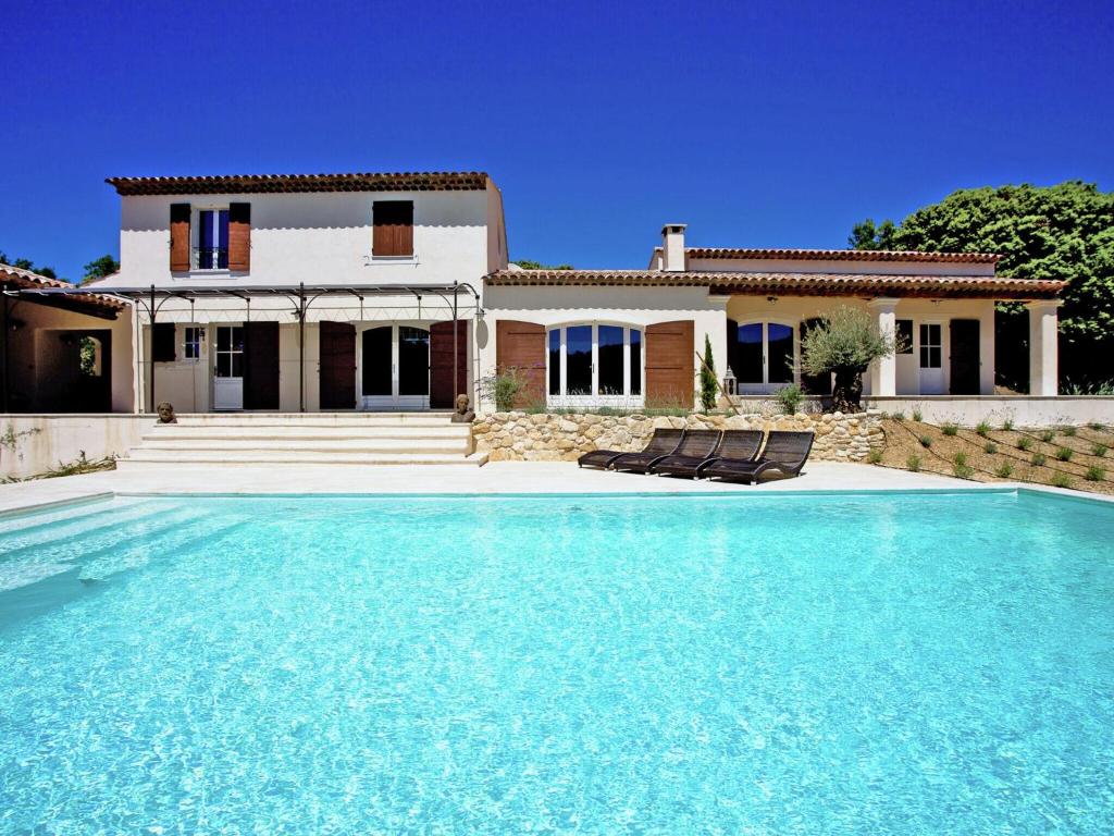 Martres-Tolosane的住宿－Luxury villa in Provence with a private pool，别墅前设有游泳池