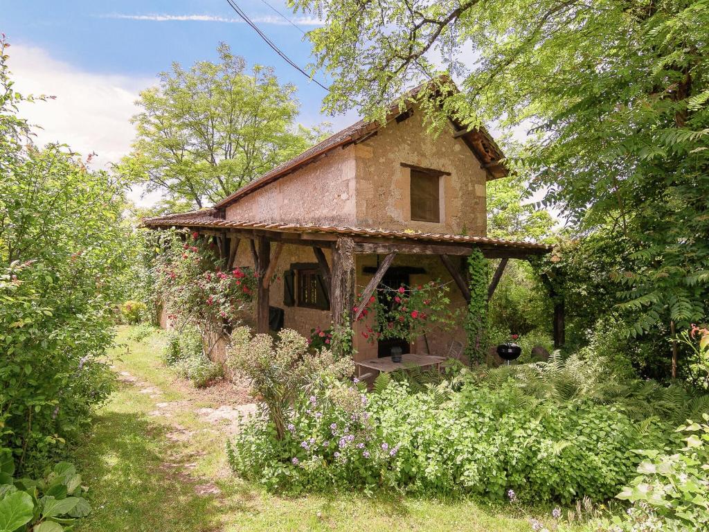 een klein huis midden in een tuin bij Cottage in Les Eyzies De Tayac Sireuil with pool in Meyrals