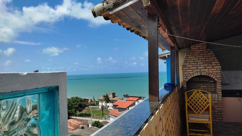 a balcony with a view of the ocean at Apto estilo chalé em Ponta Negra in Natal