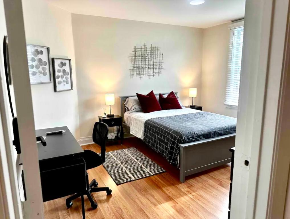 Postel nebo postele na pokoji v ubytování 8-A Diamond in Yonkers, NY
