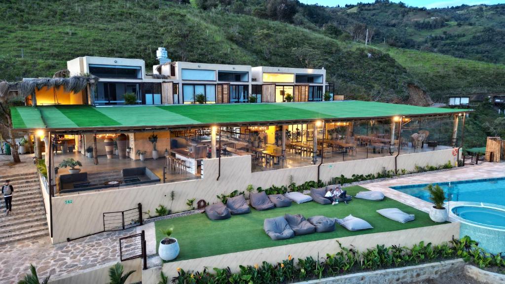 una vista aérea de una casa con piscina en Summer C, en Macanal