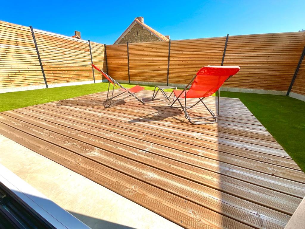 two chairs sitting on top of a wooden deck at Charmant studio Pornicais in Pornic