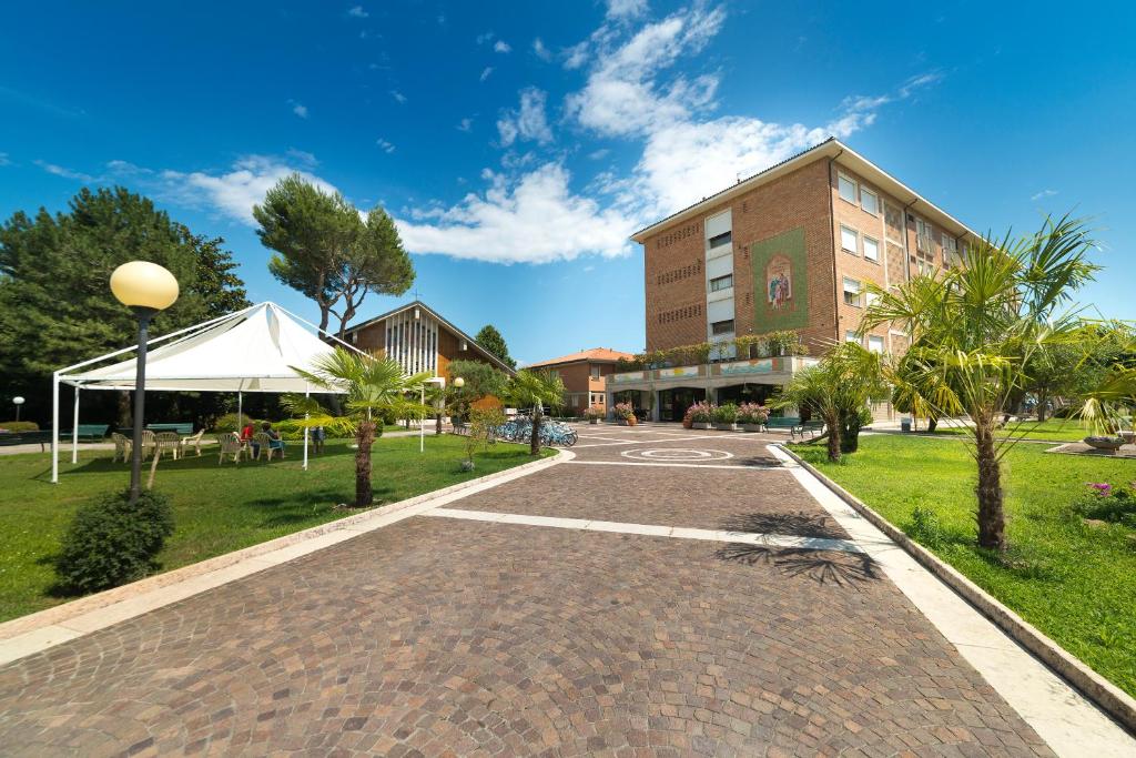 a brick road in front of a building at Centro Vacanze Opera Nascimbeni in Cavallino-Treporti