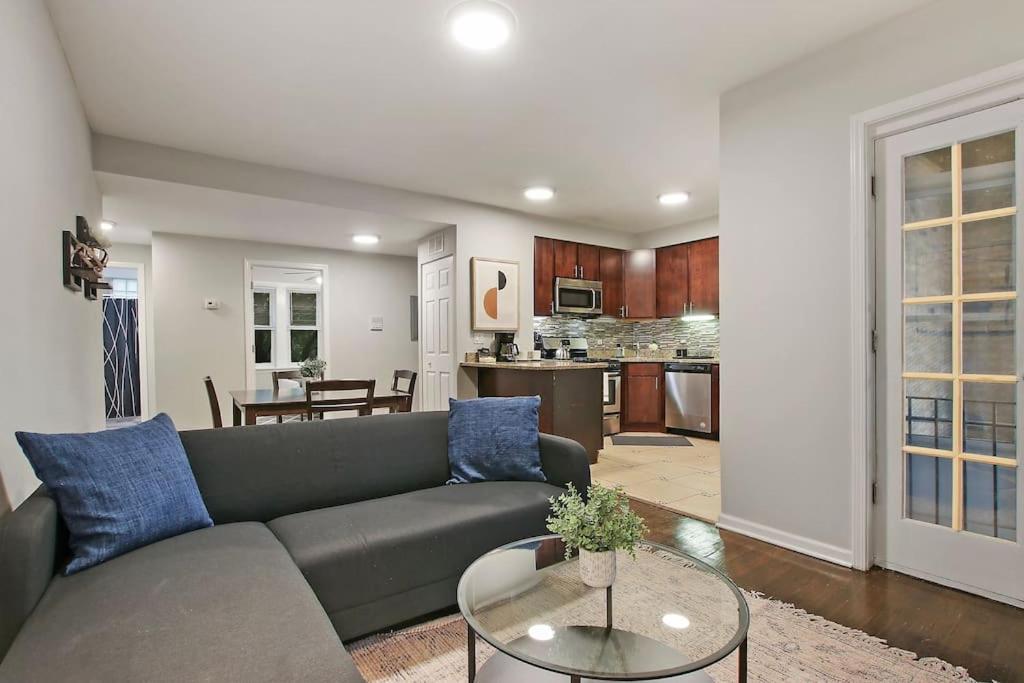 ein Wohnzimmer mit einem Sofa und einem Tisch in der Unterkunft Modern & Furnished 2BR Apt with In-unit Laundry - Sunnyside 2E in Chicago