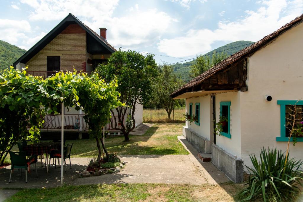 Nespecifikovaný výhled na hory nebo výhled na hory při pohledu z prázdninového domu