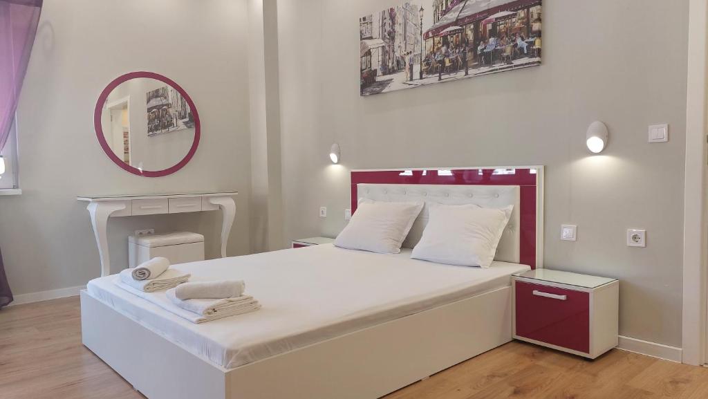 Апартамент Pink & Blue - 2BDR with Balcony - Wi-Fi - Two-Bedroom Apartment