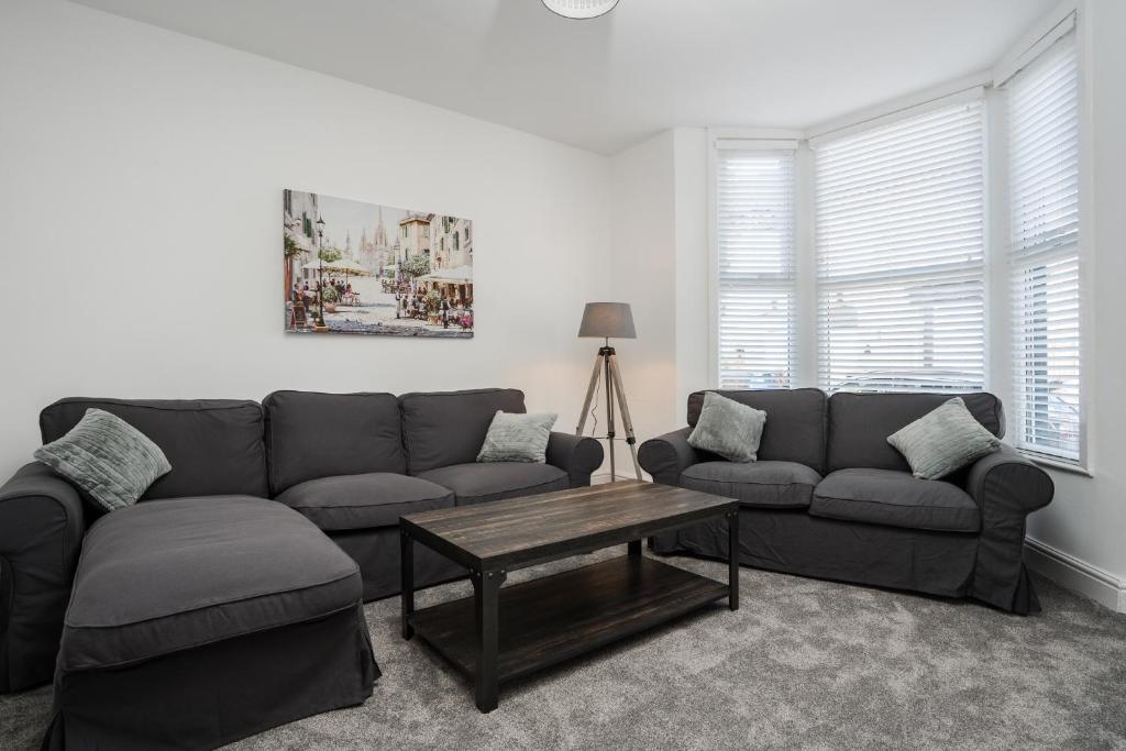 uma sala de estar com um sofá e uma mesa de centro em Dacy Lodge - Anfield Apartments em Liverpool