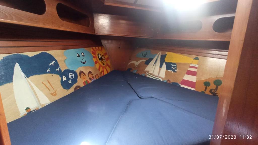 Postel nebo postele na pokoji v ubytování Best Barcelona boat experience