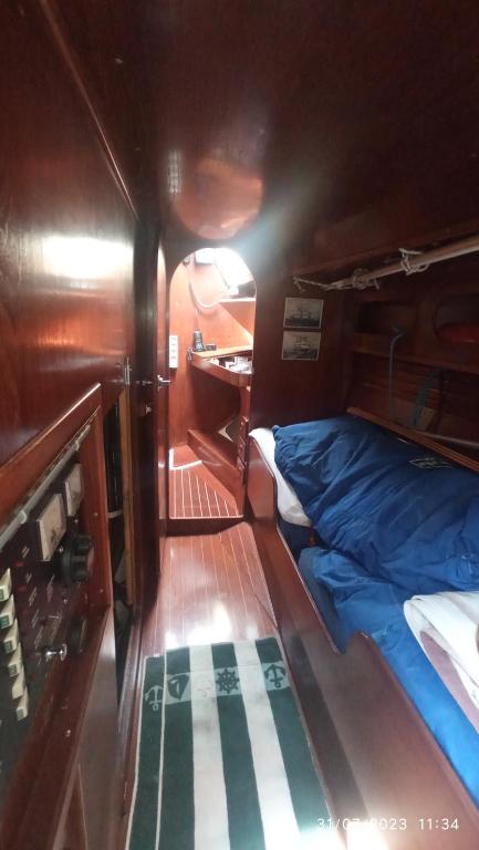 Postel nebo postele na pokoji v ubytování Best Barcelona boat experience