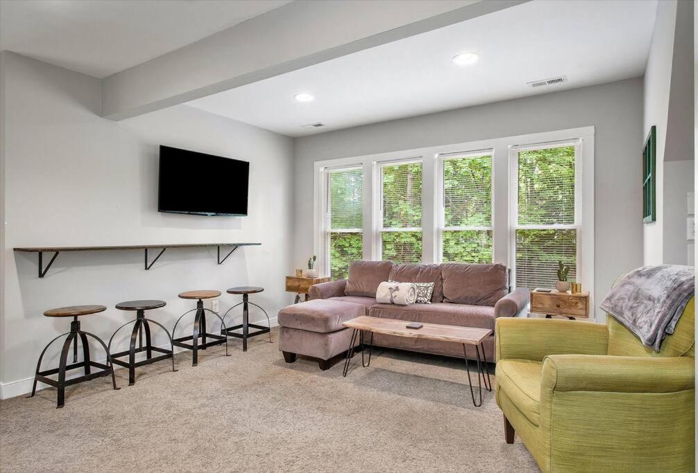 sala de estar con sofá, sillas y TV en Modern Comforts, Classic Charm: Neighborhood Gem, en Richmond