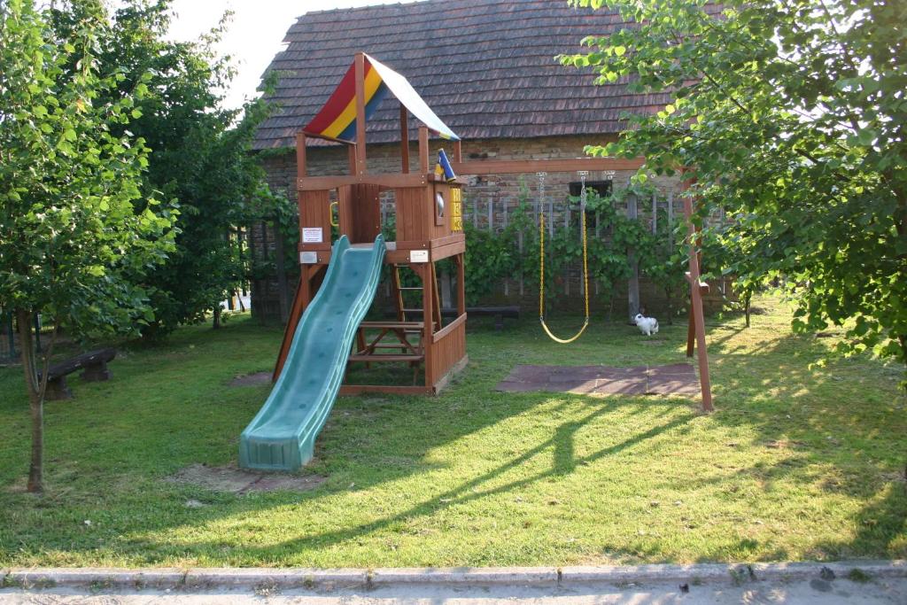 un parco giochi con scivolo in un cortile di Gostišče - Guest house STARI HRAST a Ljutomer