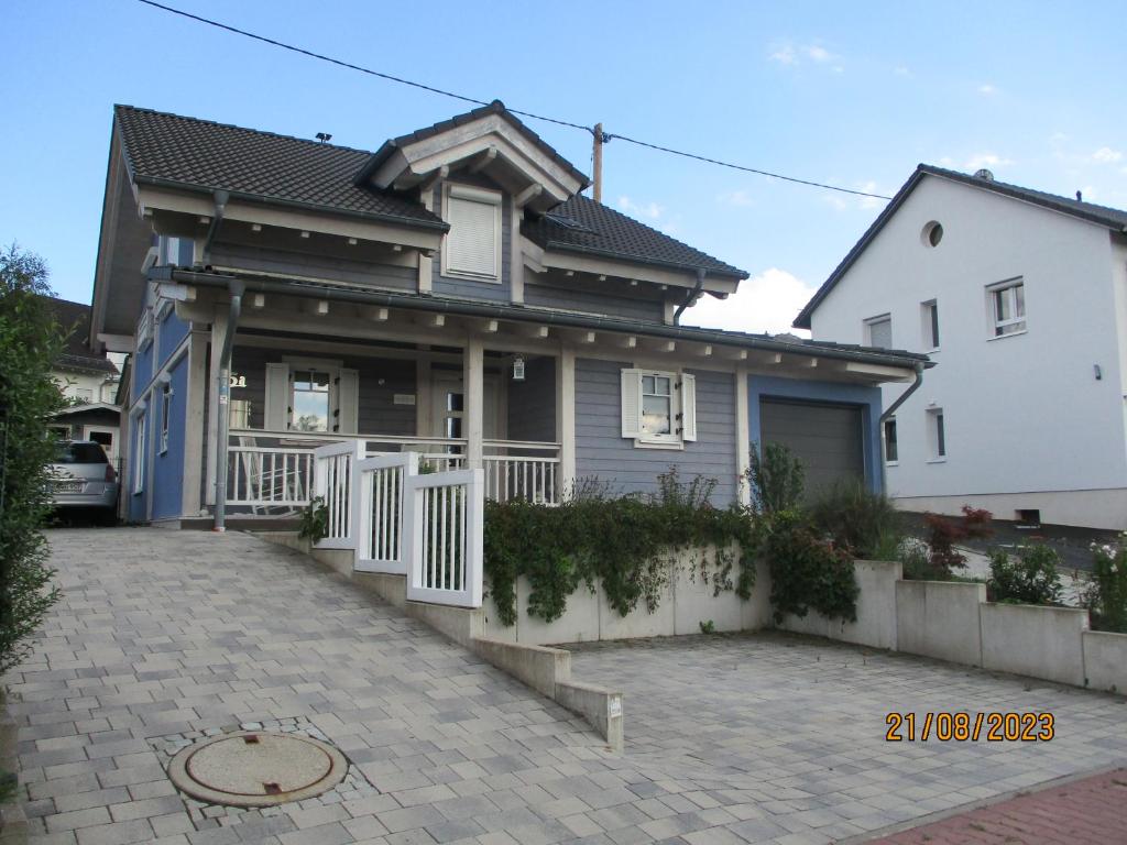 ein Haus mit einer Einfahrt davor in der Unterkunft Ferienhaus Am Pfingstborn 