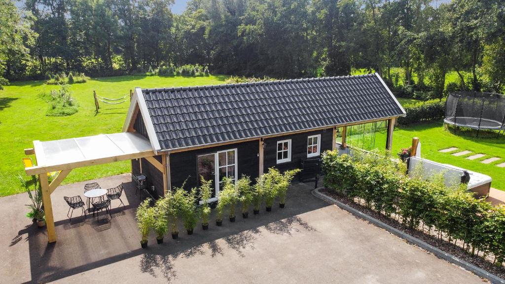 una vista aérea de una casa pequeña con jardín en Luxurious nature stay in Friesland with jacuzzi, en Veenklooster