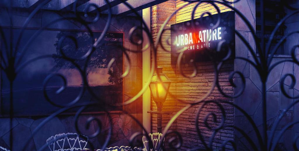 a window with a sign on a wall with graffiti at Urbanature Filme & Arte - Comfort Hostel Brooklin in Sao Paulo