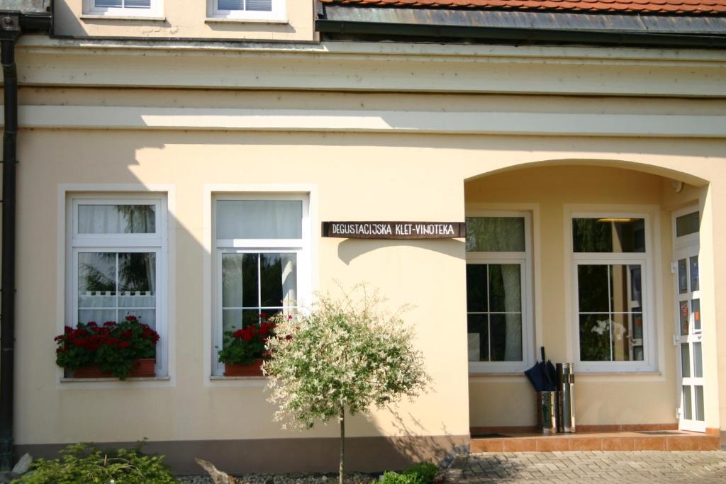 Facciata o entrata di Gostišče - Guest house STARI HRAST