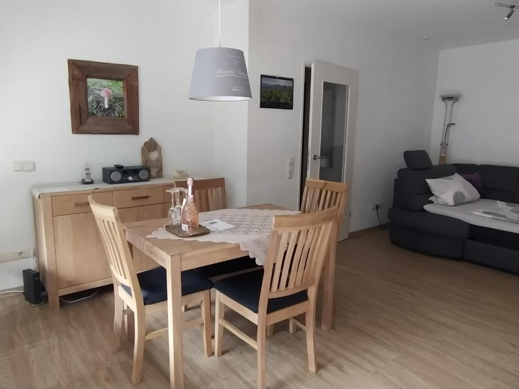 einen Esstisch und Stühle im Wohnzimmer in der Unterkunft Ferienwohnung Zum Bartelt in Hohenschwangau