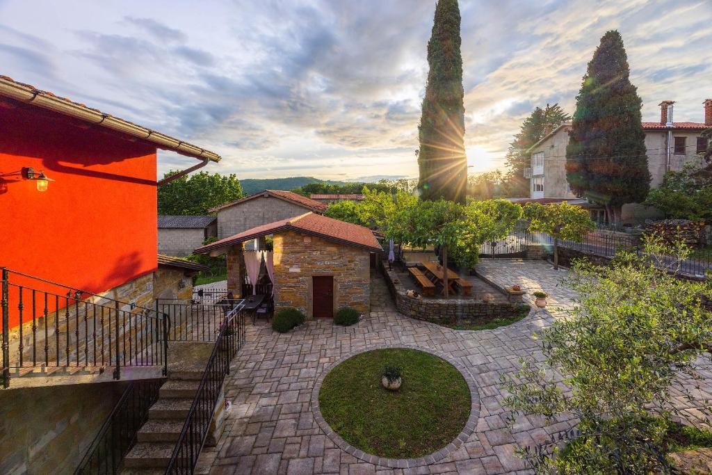 Zahrada ubytování TouristFarm - apartments "RED FAIRYTALE"