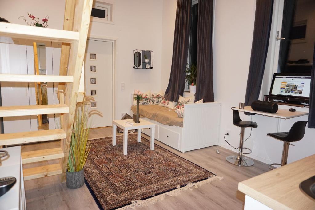 uma pequena sala de estar com uma cama e uma secretária em Fresh happy little house, 35 m2 IN Täby em Estocolmo