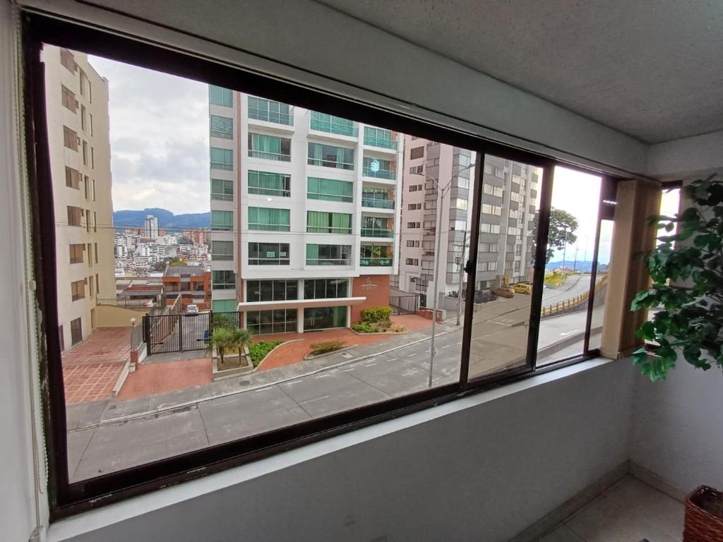 een raam in een kamer met uitzicht op de stad bij Apartamento Central En La Zona De Cable Plaza in Manizales
