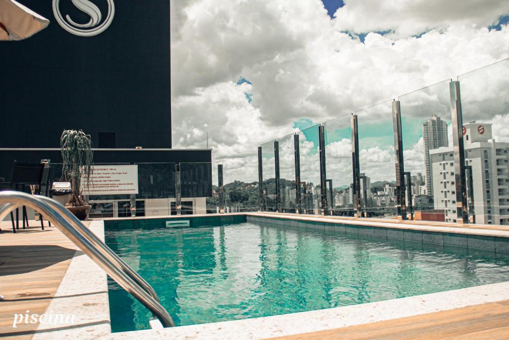 a swimming pool on the roof of a building at Loft com vista para Vila Germânica 603 in Blumenau