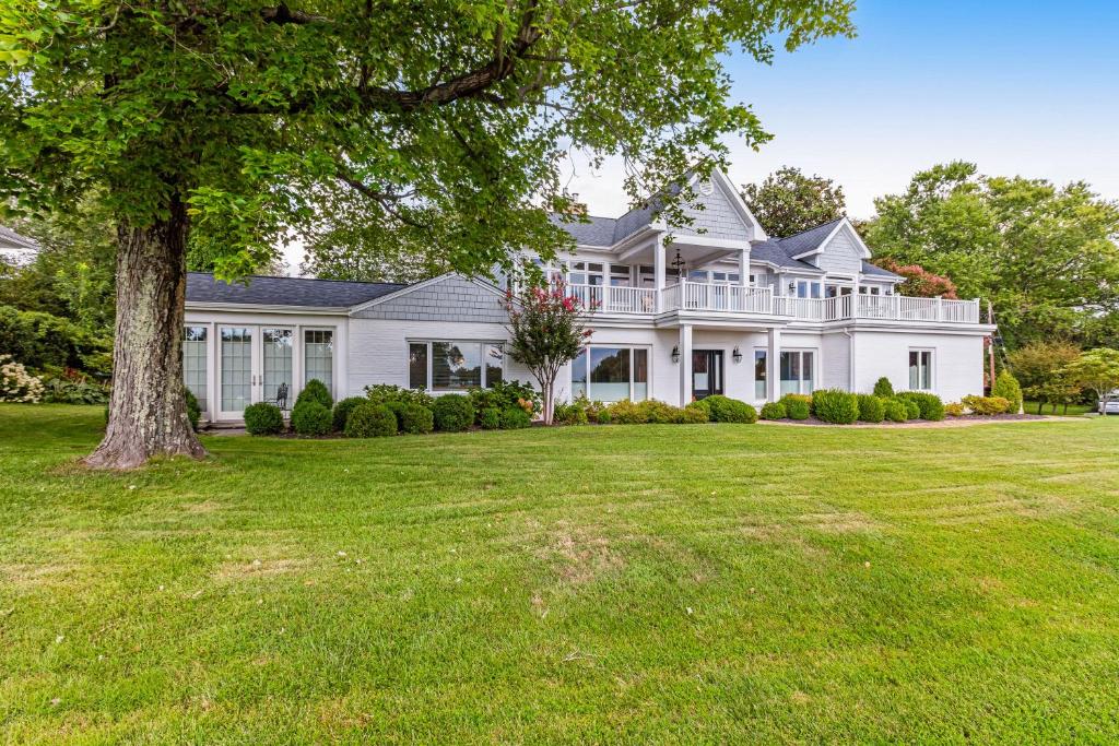 uma grande casa branca com um grande quintal em The View em Annapolis