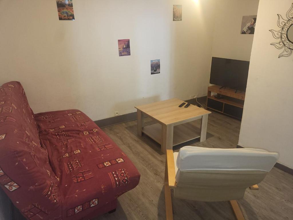 un salon avec un canapé et une table dans l'établissement Maison de ville, à Vivonne