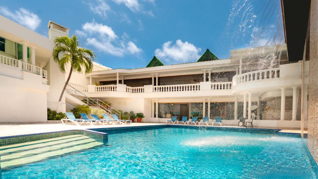 una piscina frente a una casa en Hotel Americas San Andres Islas Colombia, en San Andrés