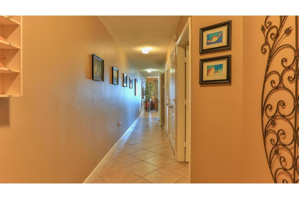 un couloir avec des murs orange et un couloir avec des peintures dans l'établissement Beach Resort 507 - Great Views Beautiful Decor Zero Entry Pool, à Destin