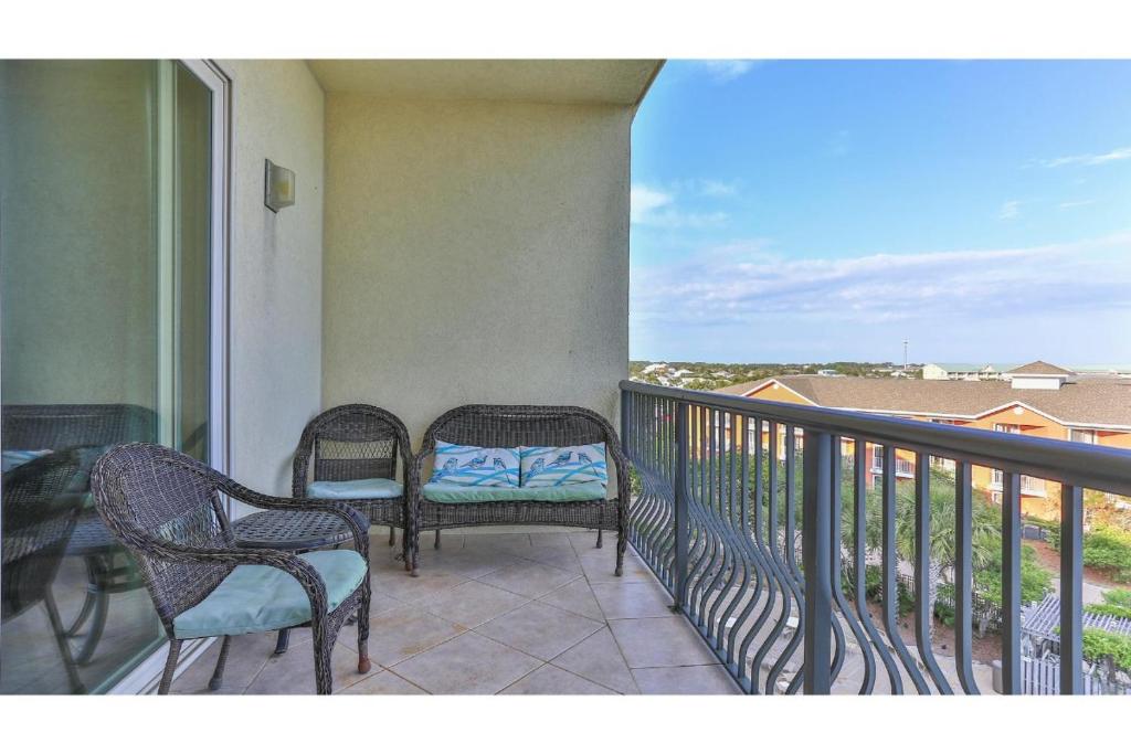 Ein Balkon oder eine Terrasse in der Unterkunft Beach Resort 507 - Great Views Beautiful Decor Zero Entry Pool