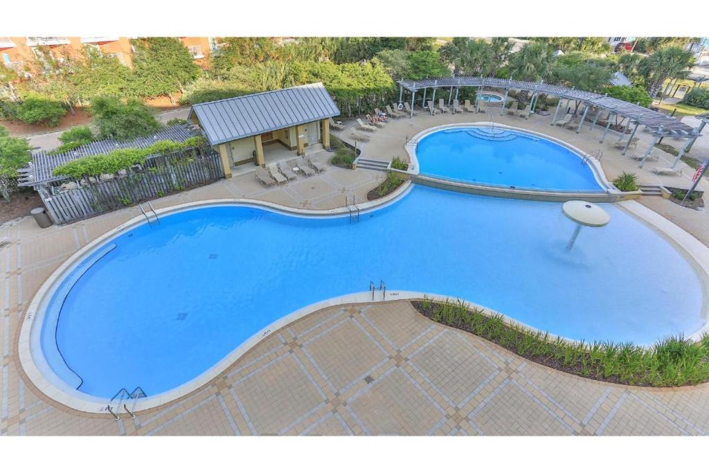 Der Swimmingpool an oder in der Nähe von Beach Resort 507 - Great Views Beautiful Decor Zero Entry Pool